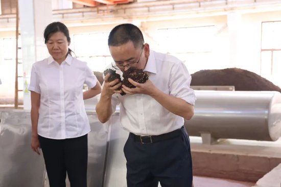 茅台集团党委书记张德芹调研茅台酒生产质量